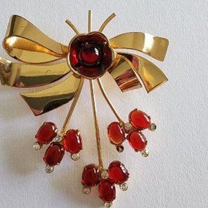 J CORO GOLD BOW AND RUBY BROOCH. 10 RUBIES. VINTAGE. PRISTINE CONDITION.